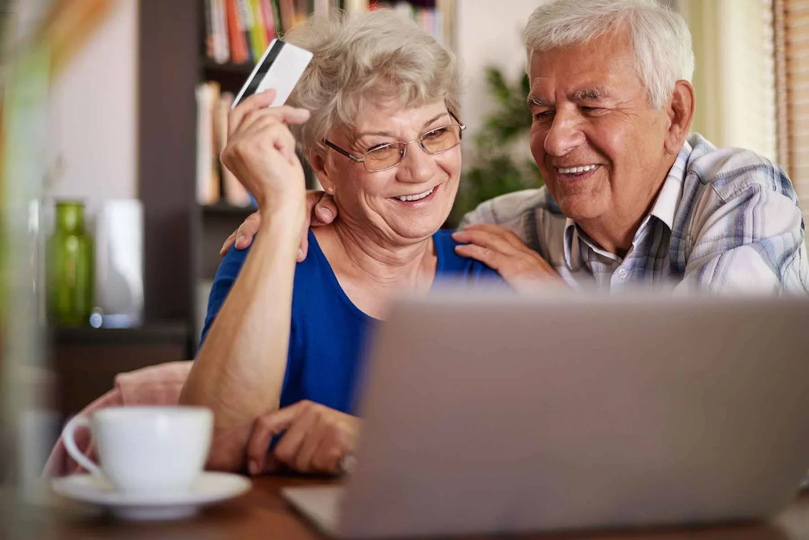 Couple utilisant un ordinateur ensemble, représentant l'accessibilité web inclusive